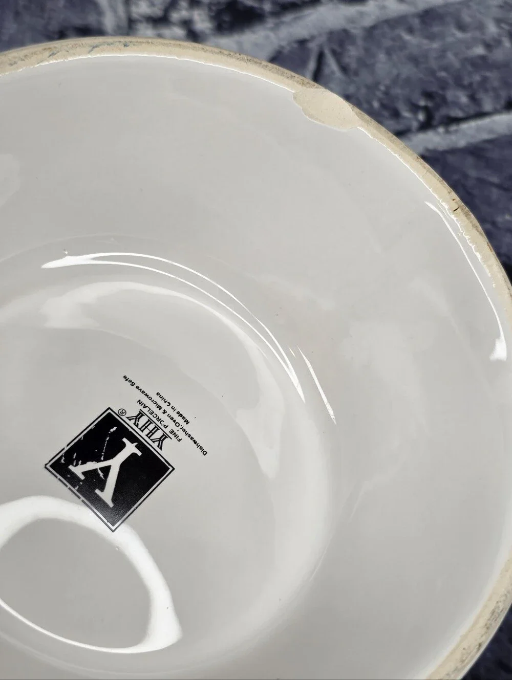 YHY Raised Tilted Ceramic Cat Bowl with Paw Prints & “Yummy!” Design
